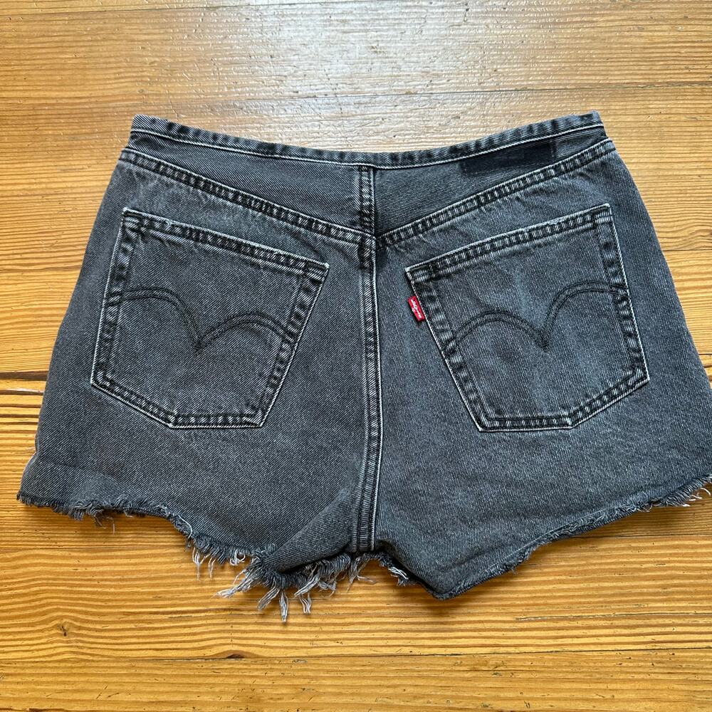 Levi's 501 distressed raw hem button fly black jean shorts SIZE‎ 27 - Picture 6 of 6